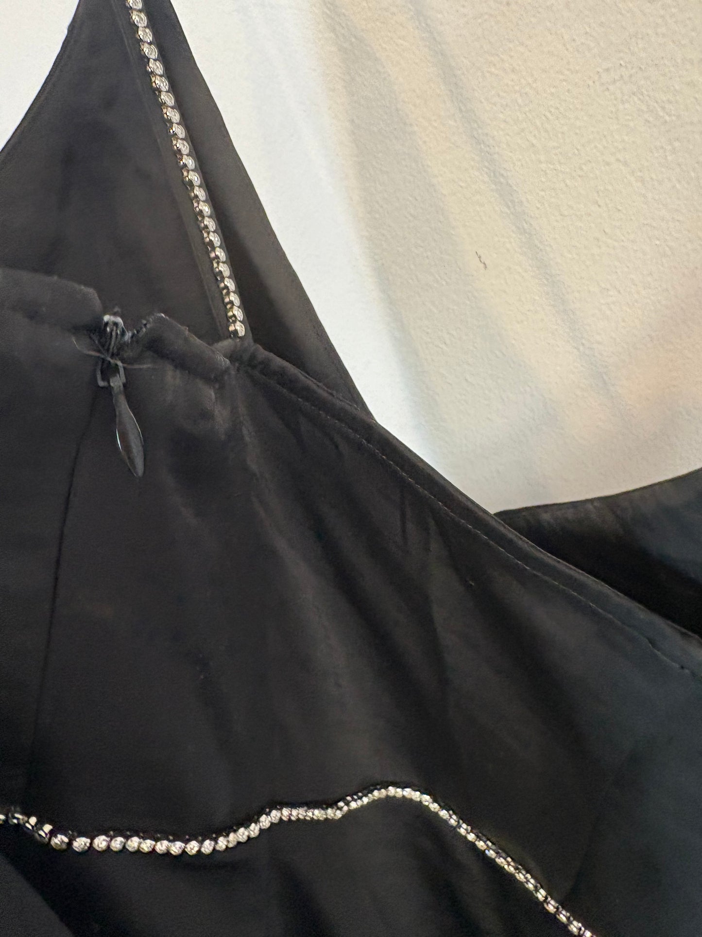 SCALPERS. Vestido negro pedrería T.s