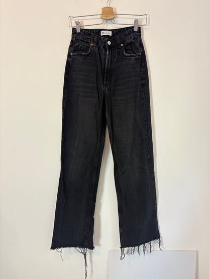 MASSIMO DUTTI. Short green skirt with pocket T.xs