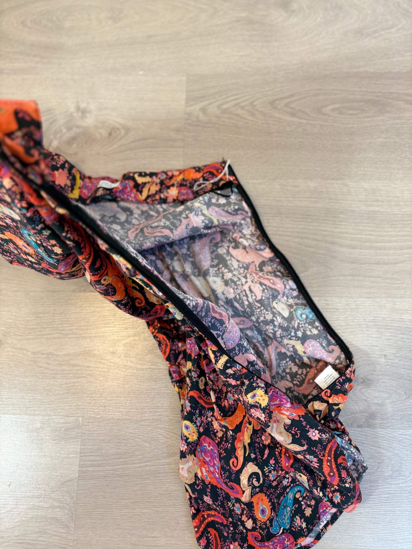 CUPLÉ. Vestido corto estampado asimetrico