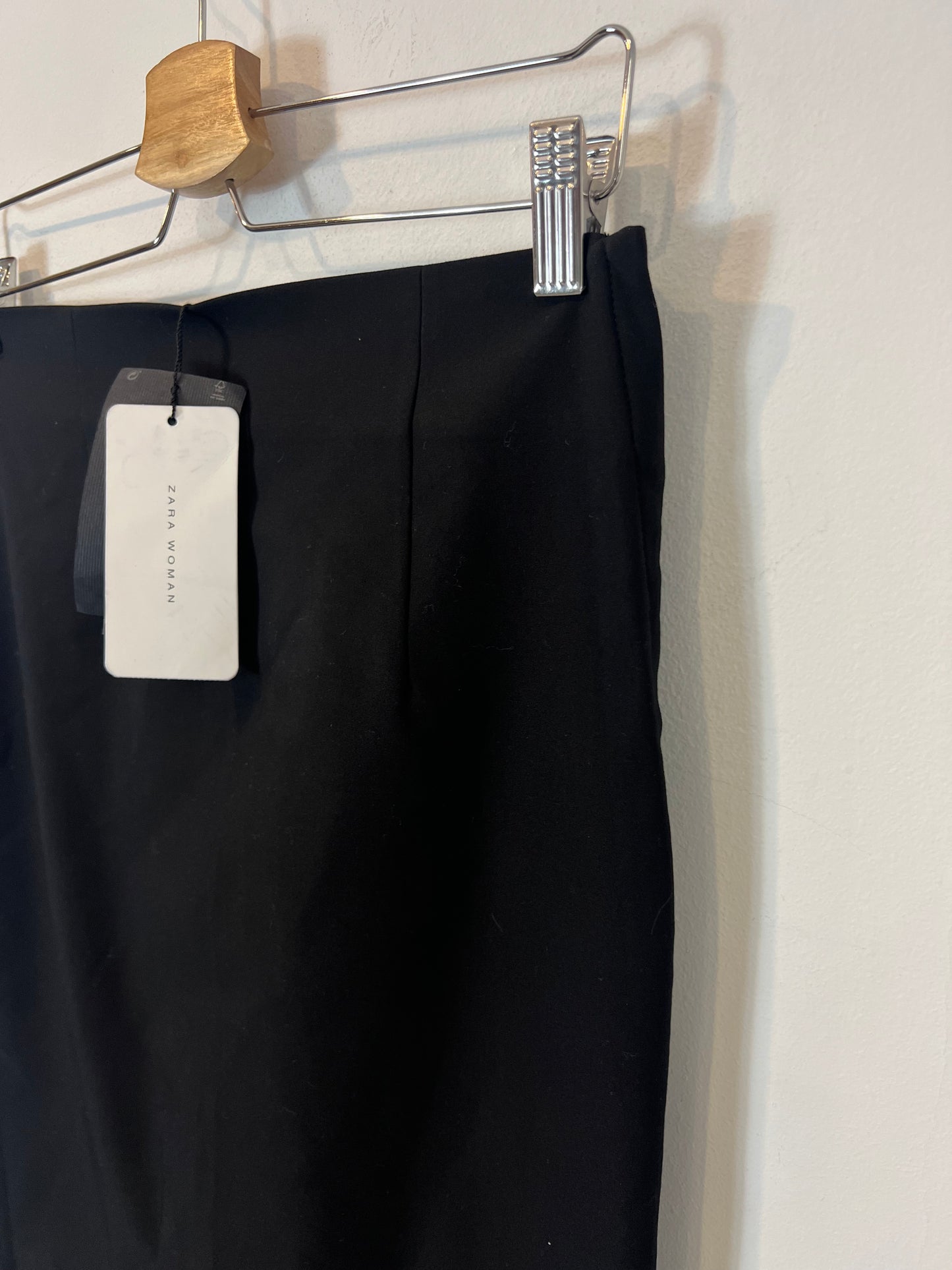 ZARA. Falda midi tubo. T M