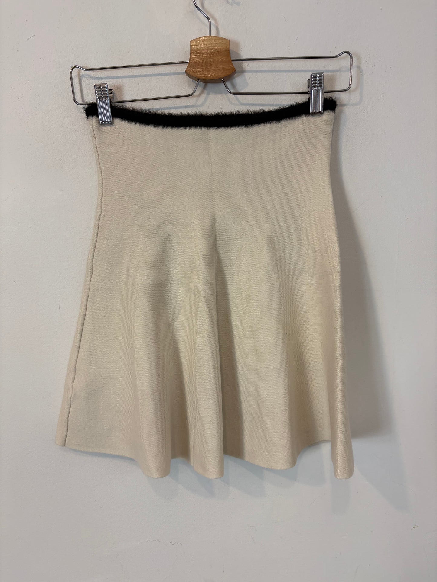 ZARA. Falda corta punto elástico