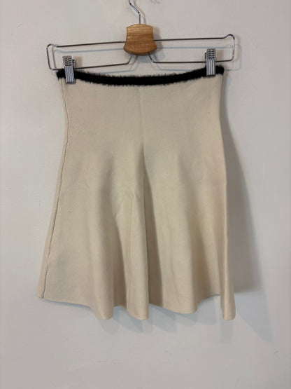 ZARA. Falda corta punto elástico