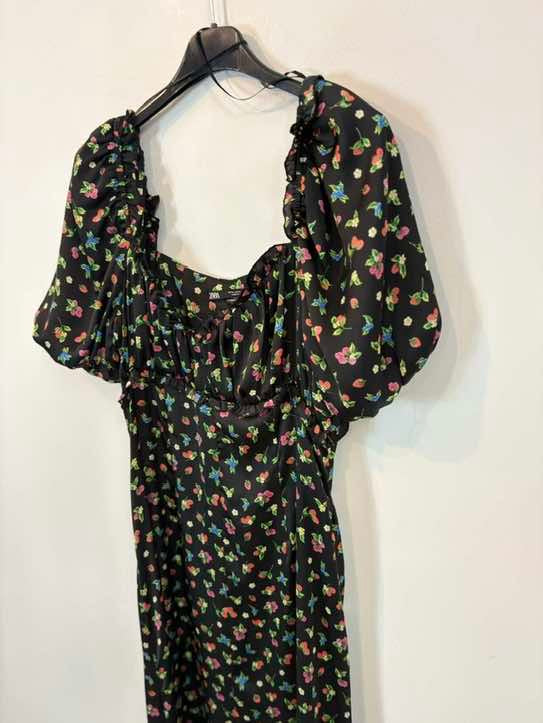 ZARA. Vestido negro fresas