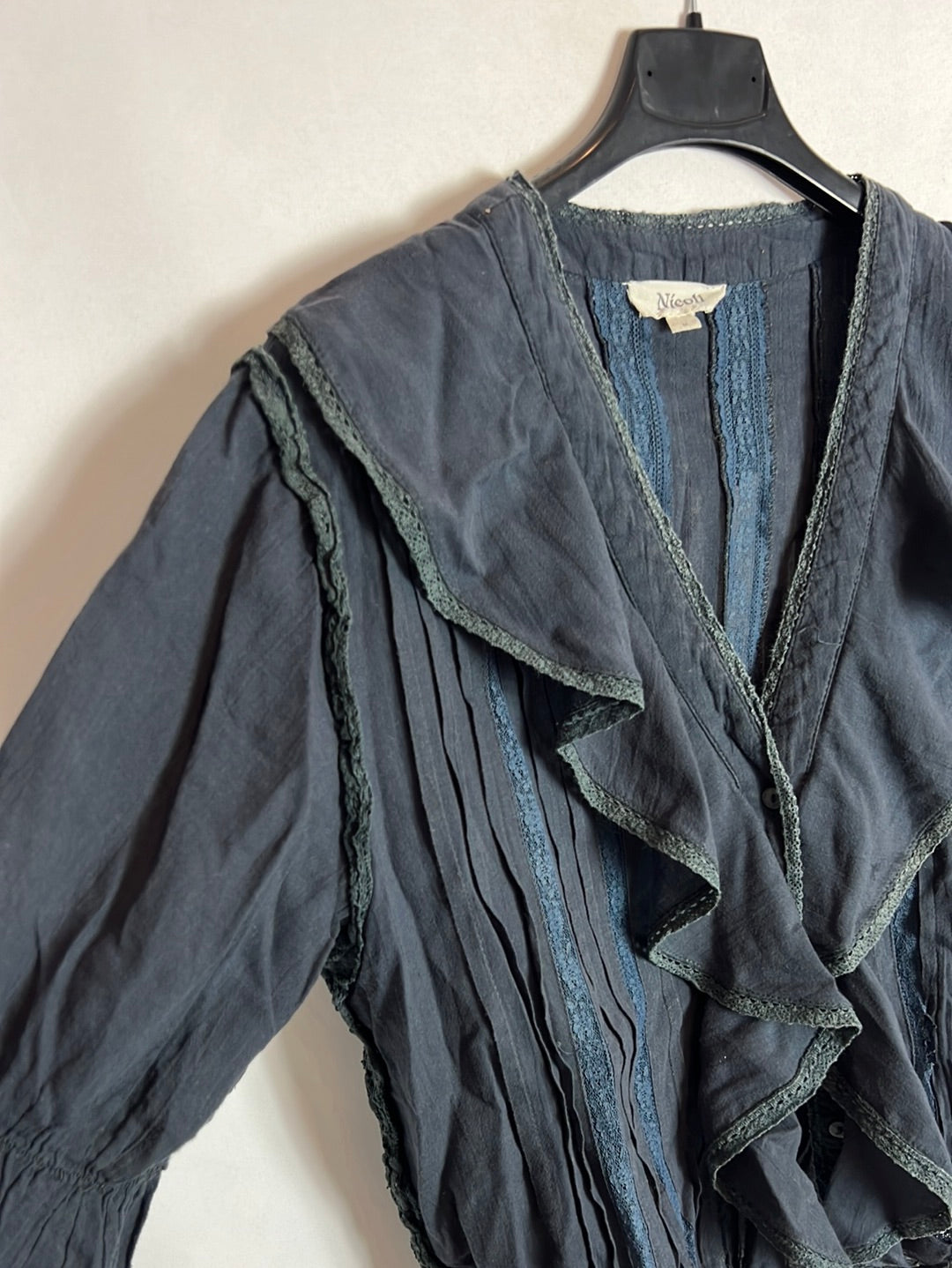 NICOLI. Blusa azul volante y encajes. T M