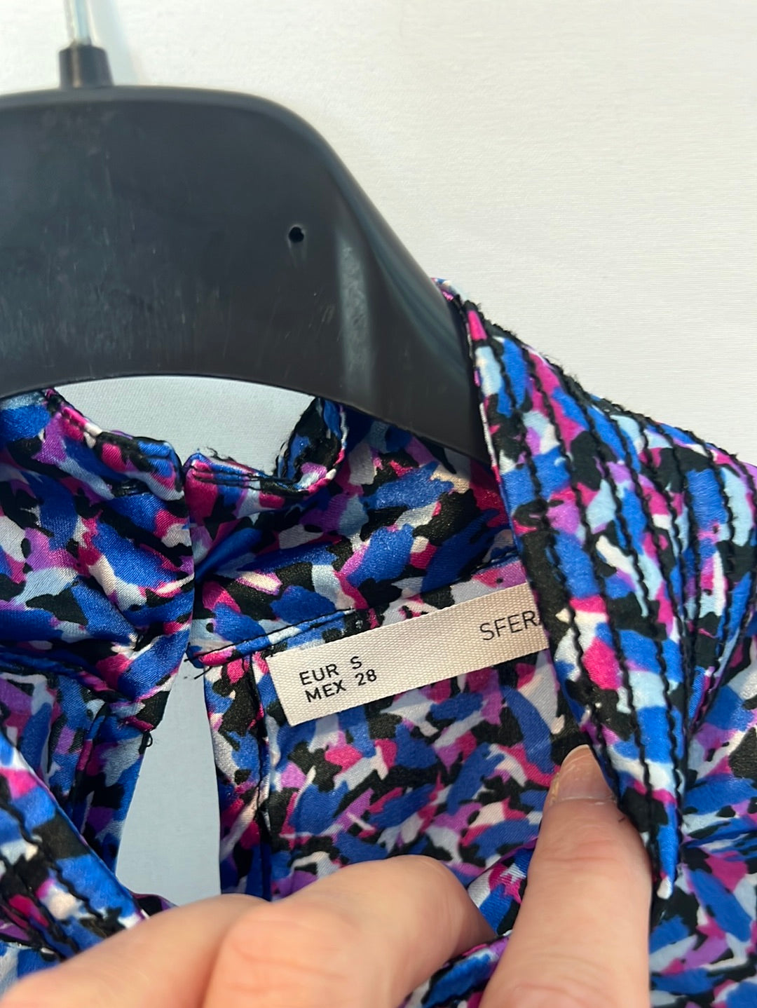 SFERA. Blusa satinada estampado azules. T S