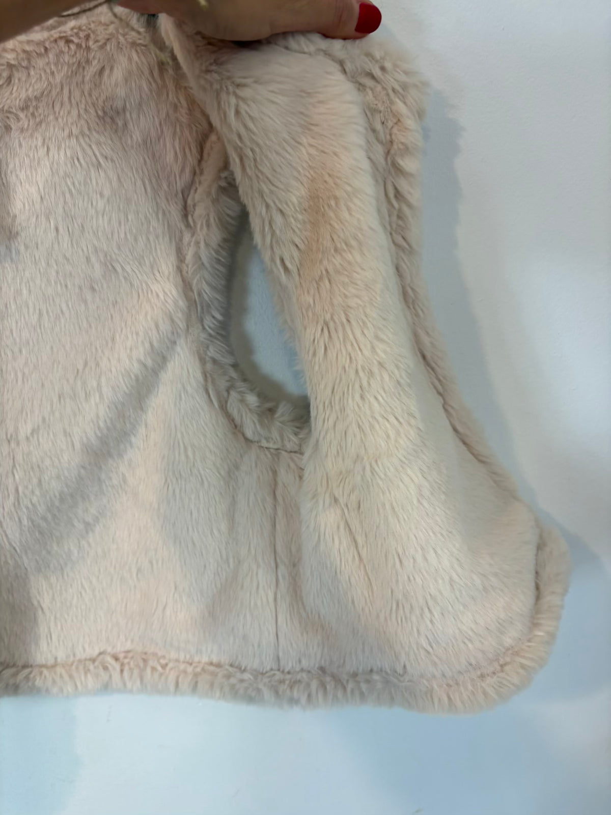 LOUISE MISHA. Chaleco beige bordados pelito