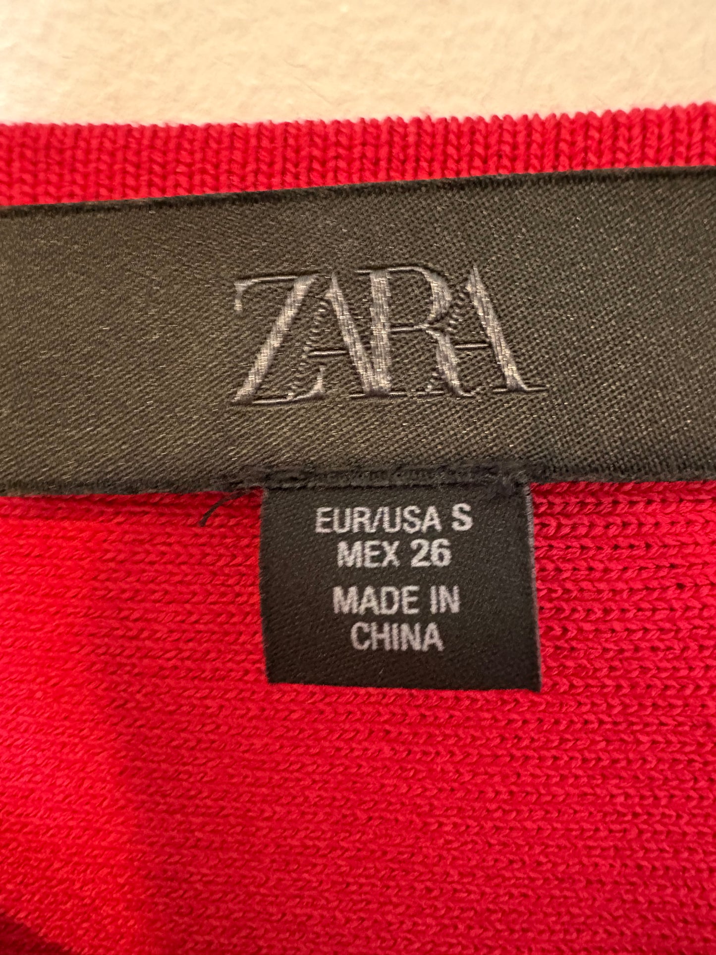 ZARA. Top rojo punto elástico