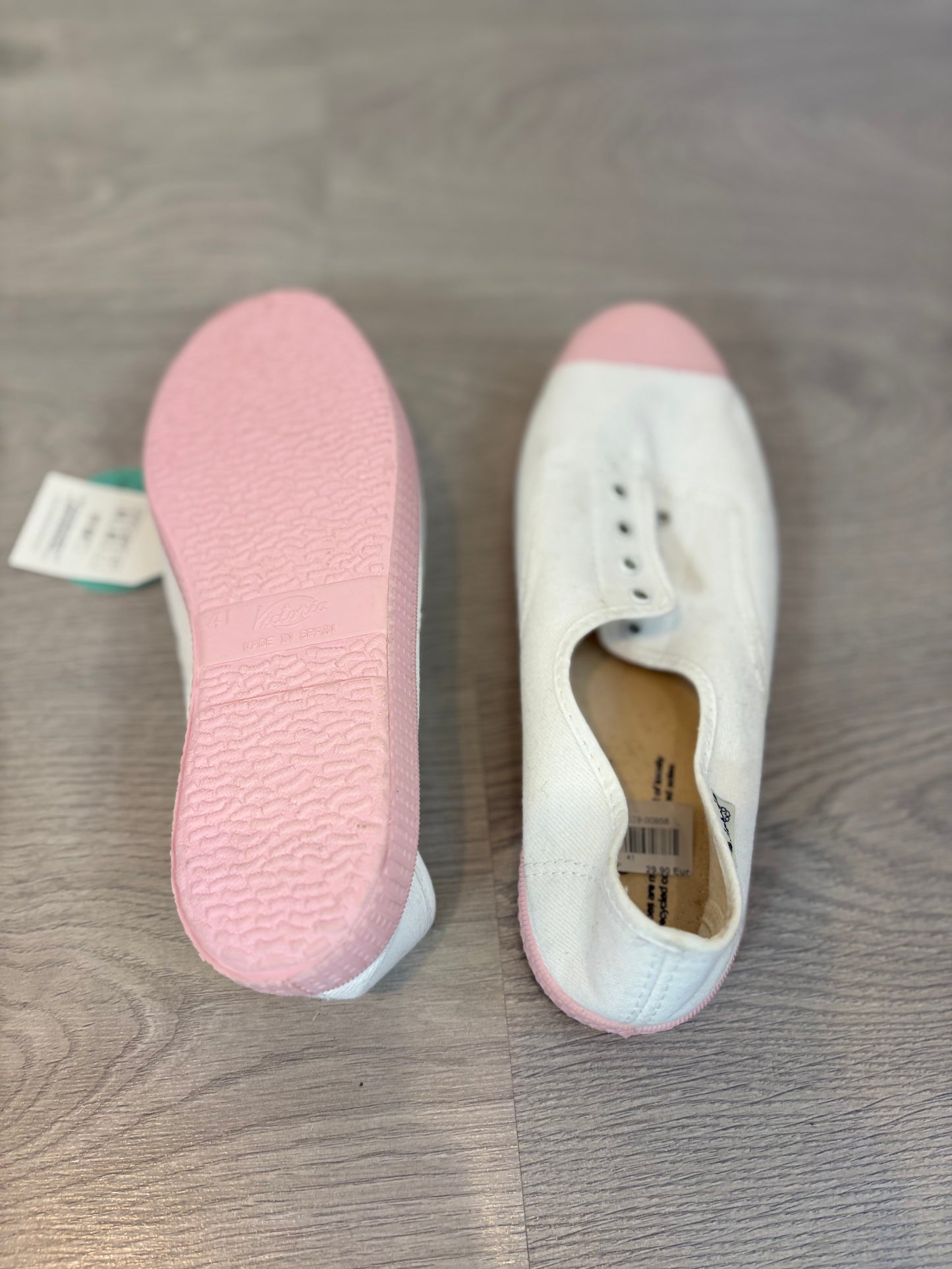 VICTORIA. Zapatilla blanca puntera. T 41