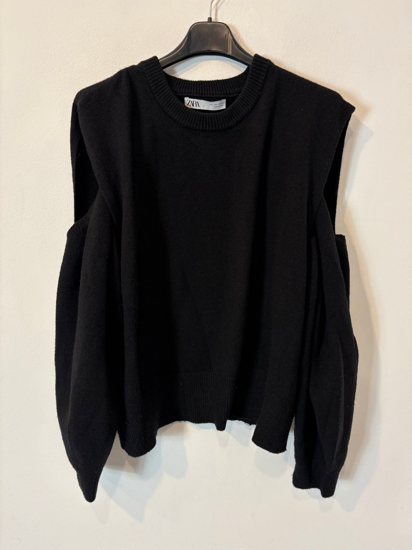 ZARA. Jersey negro detalle hombro