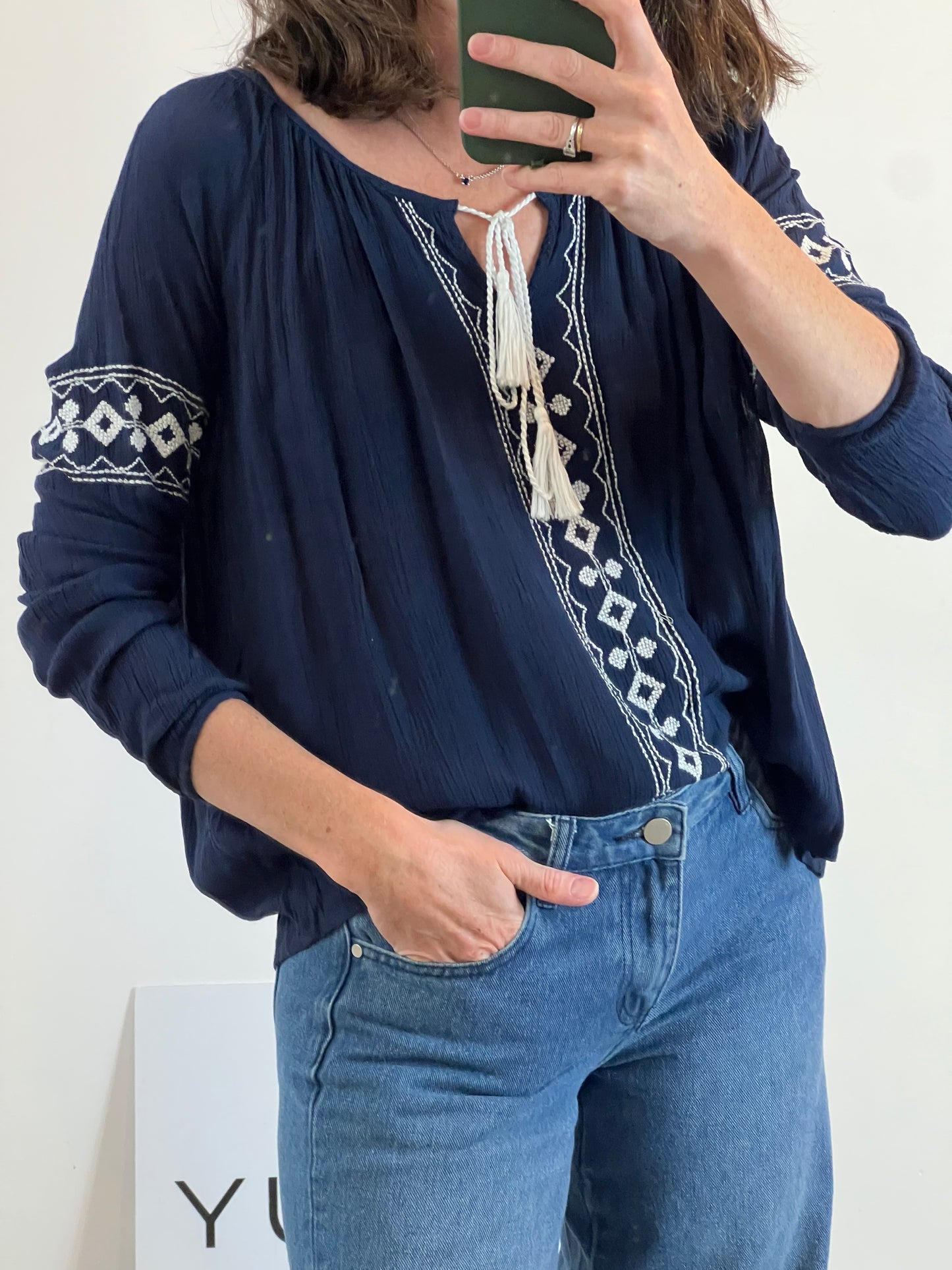 VILA. Blusa azul bordada. T S