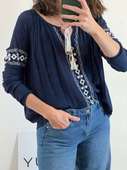 VILA. Blusa azul bordada. T S