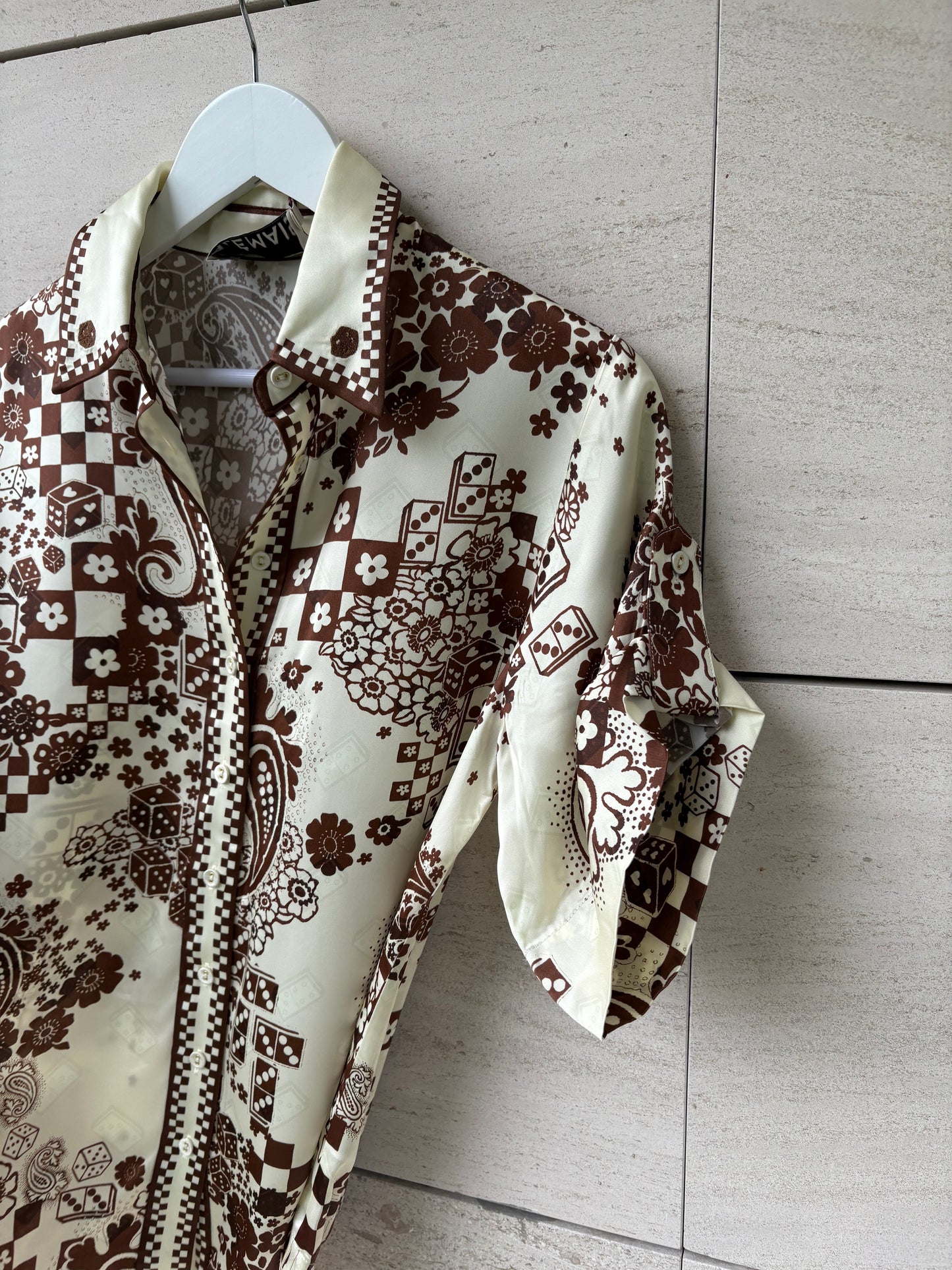 ALÉMAIS. Conjunto fluido  satinado estampado