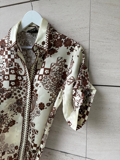 ALÉMAIS. Conjunto fluido  satinado estampado