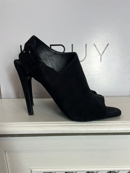 UTERQÜE. Sandalias negras cubiertas.  T 41