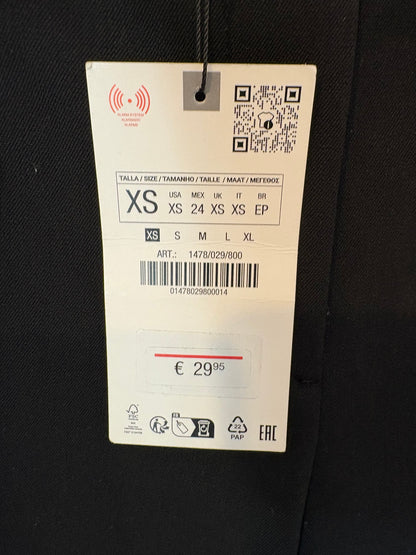 ZARA. Pantalón negro pinzas