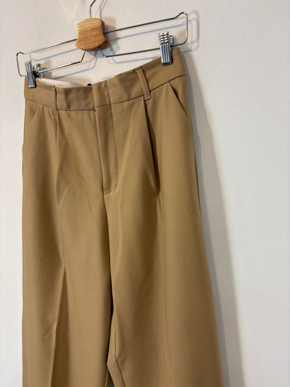 ZARA. Traje de chaqueta beige sastre