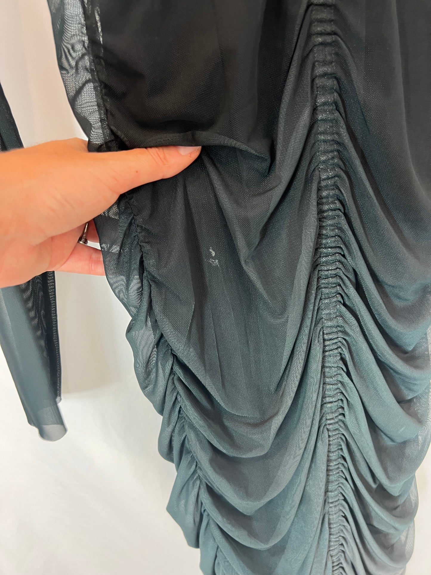 ZARA. Vestido midi tul elástico verde. T S