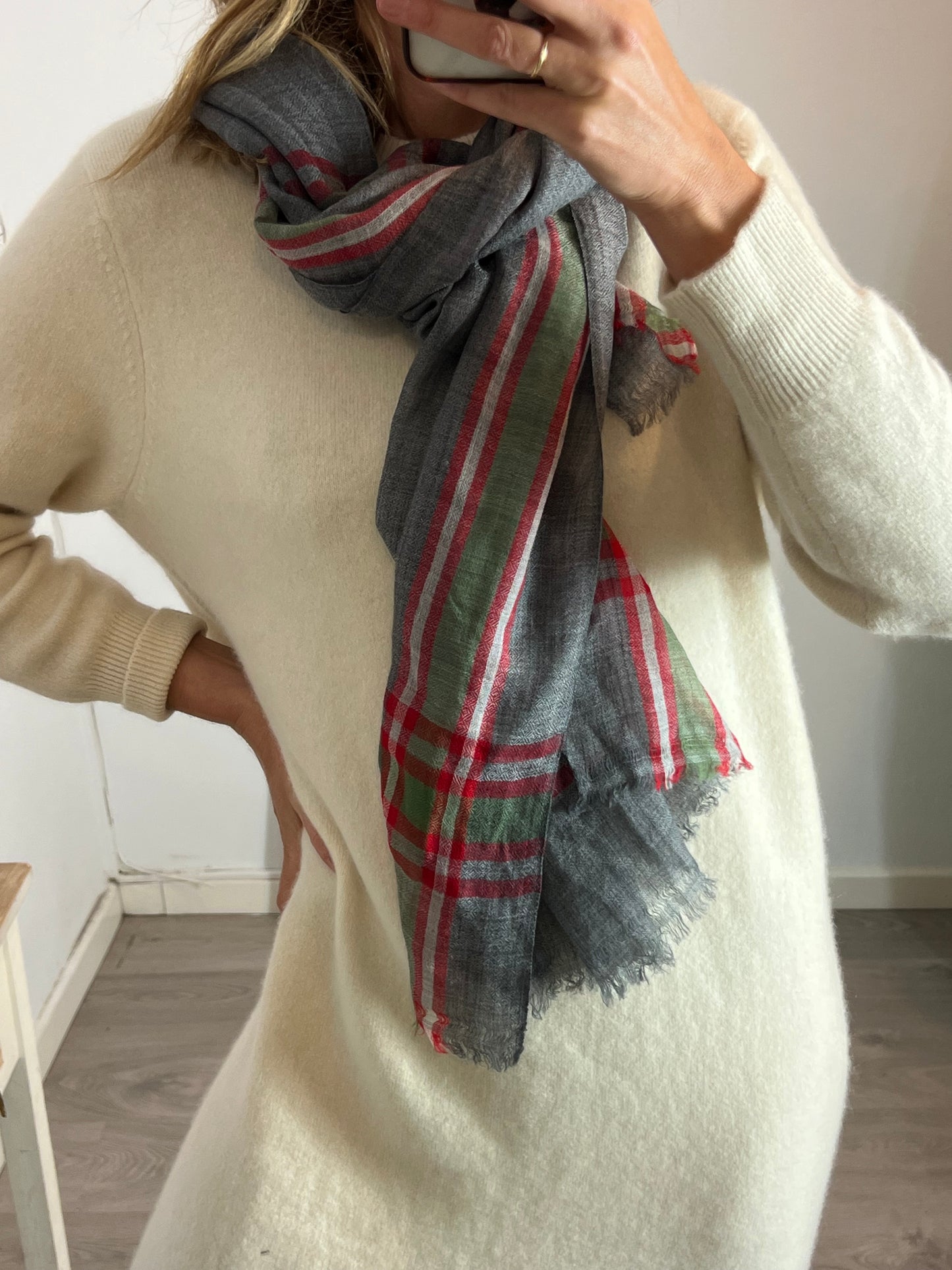 OTRAS. Bufanda cashemre gris