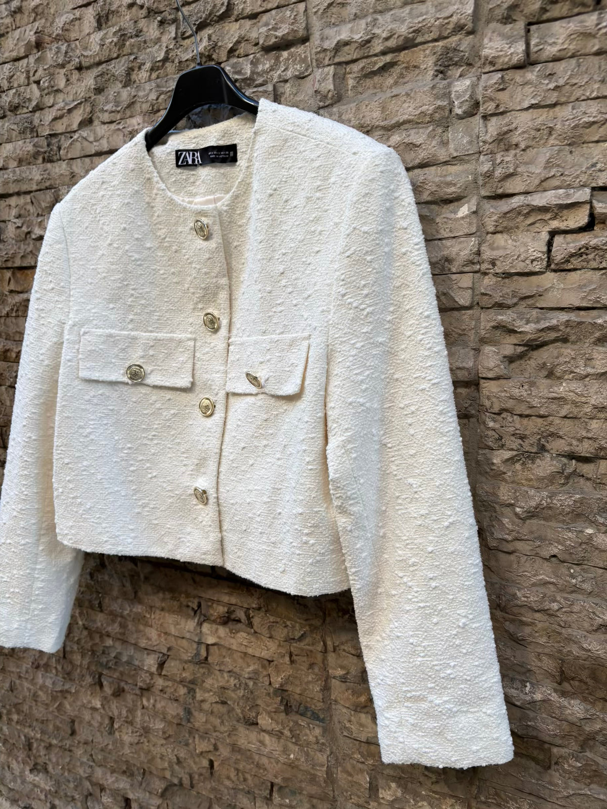 ZARA. Chaqueta tweed cruda