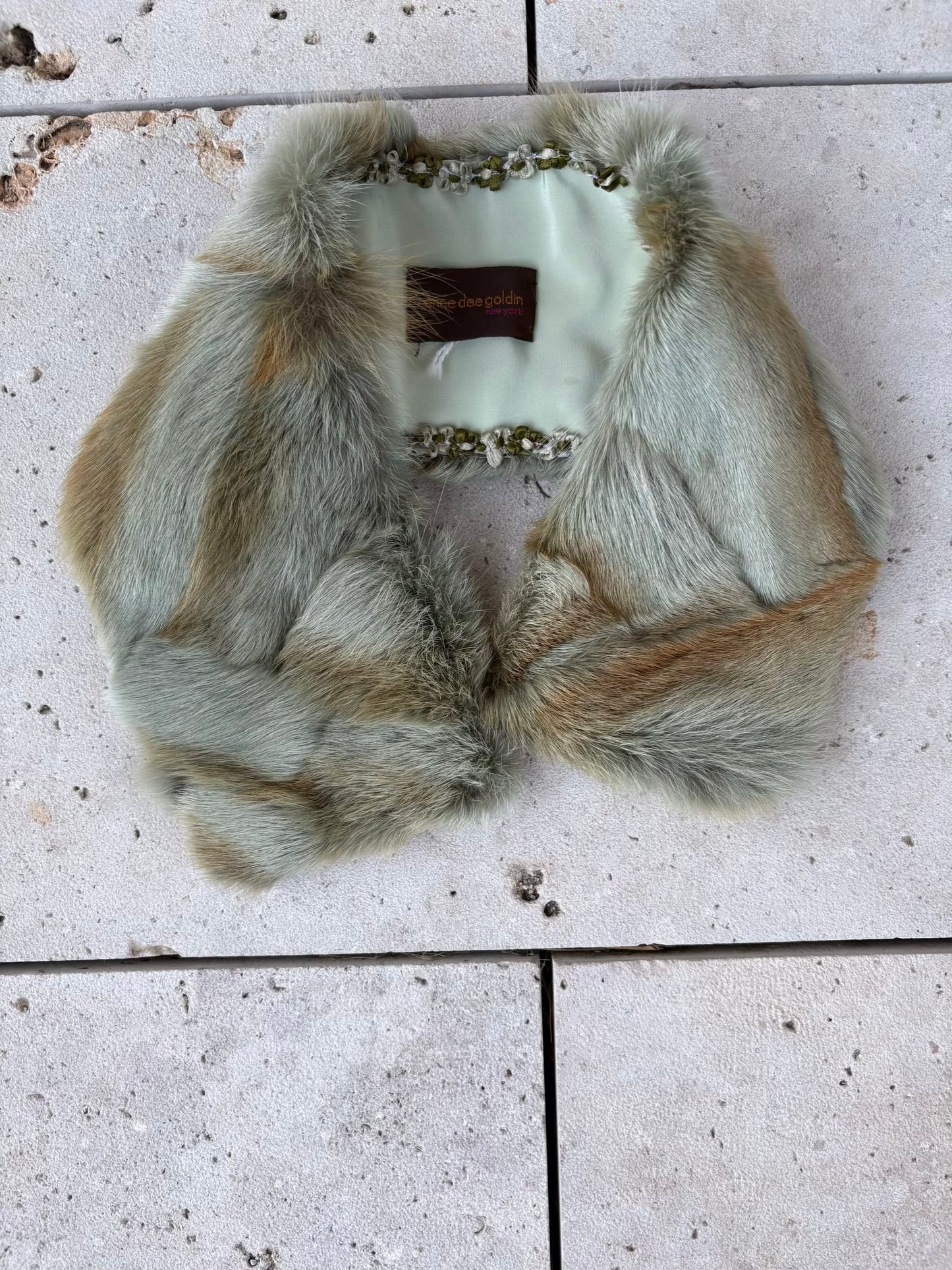ANNE DEE GOLDIN. Cuello pelo natural
