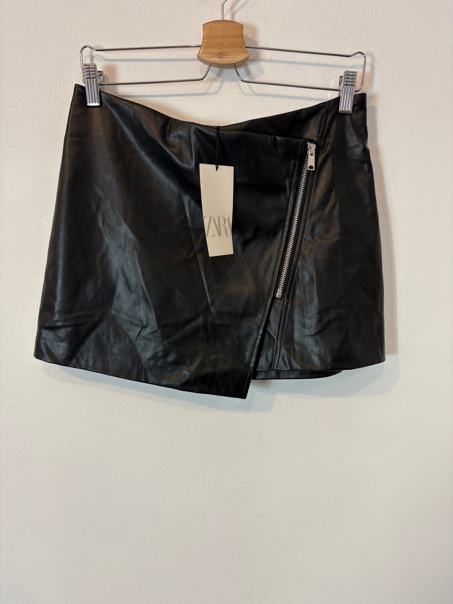 ZARA. Falda corta efecto piel cremallera