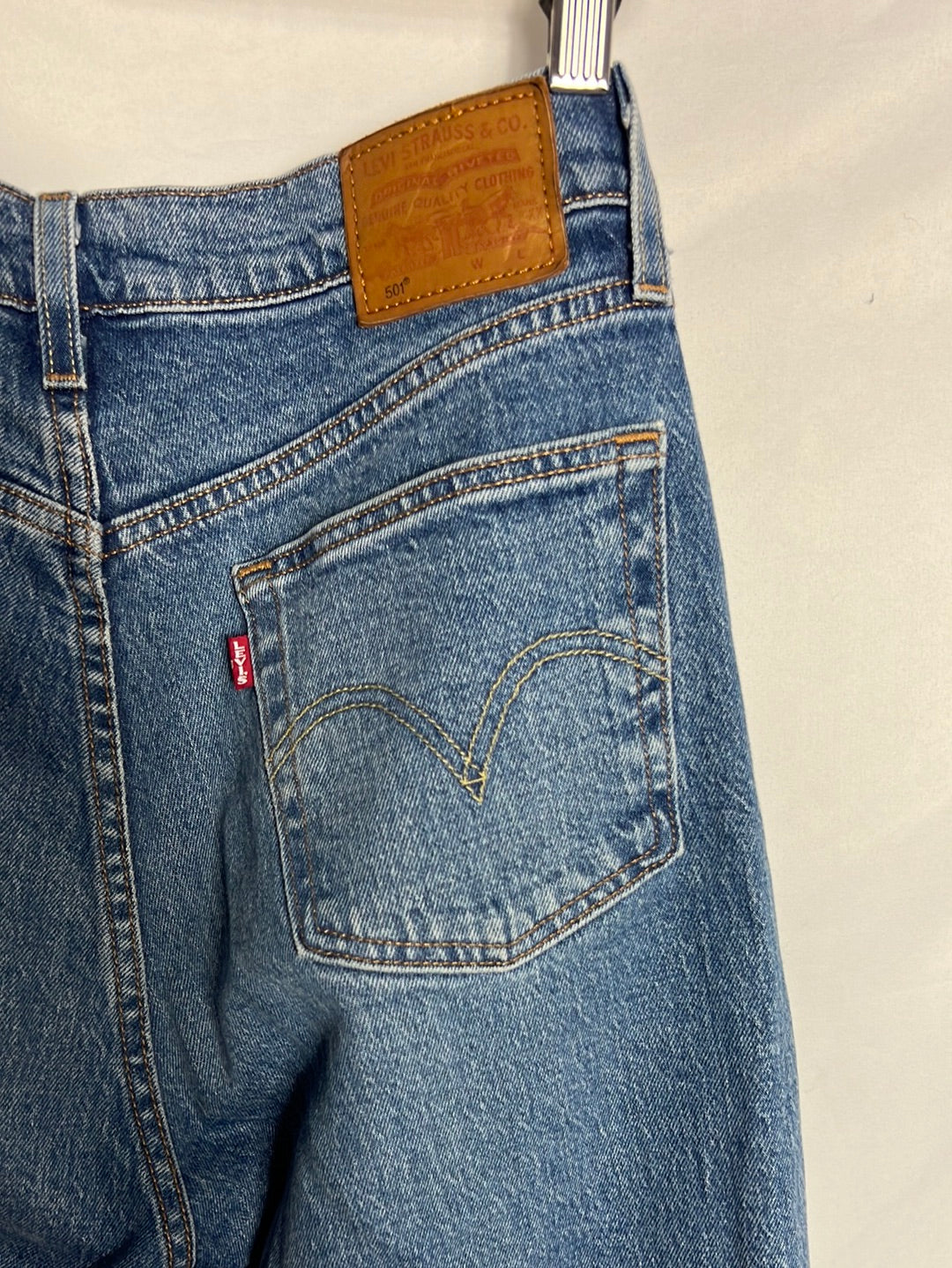 LEVI'S. Medium wash straight-leg denim. Size 38