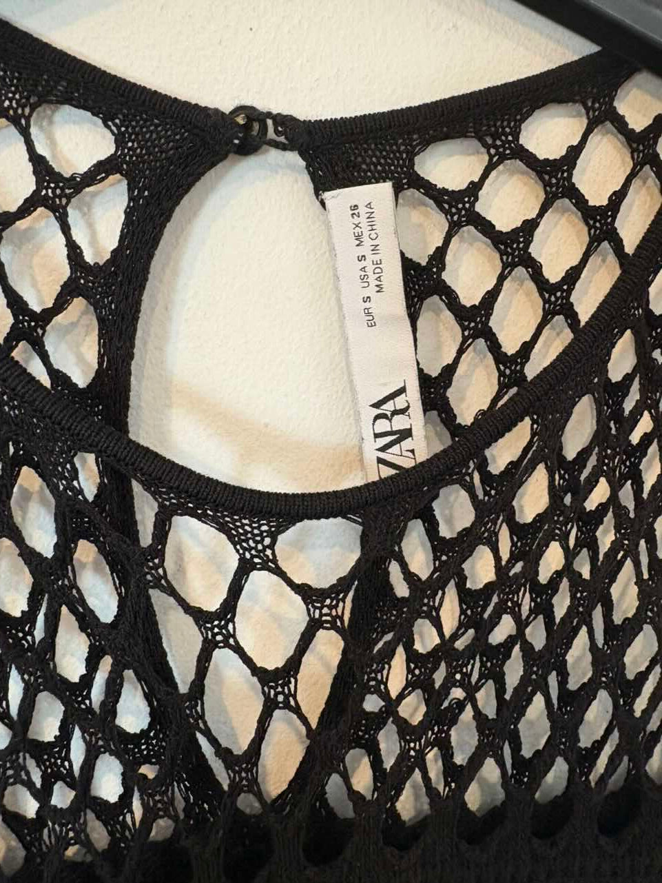 ZARA. Vestido negro croché