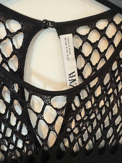ZARA. Vestido negro croché