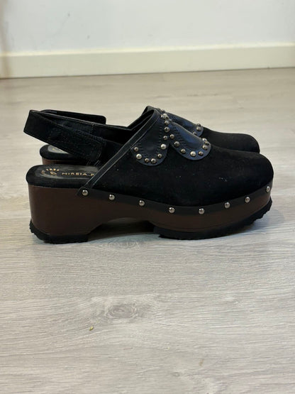 MIREIA PLAYÁ. Zuecos negros tachuelas. T 41
