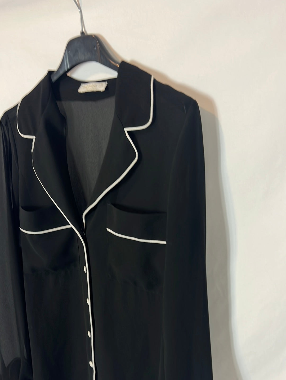 BIMANI. Blusa negra ribetes en blanco. T S