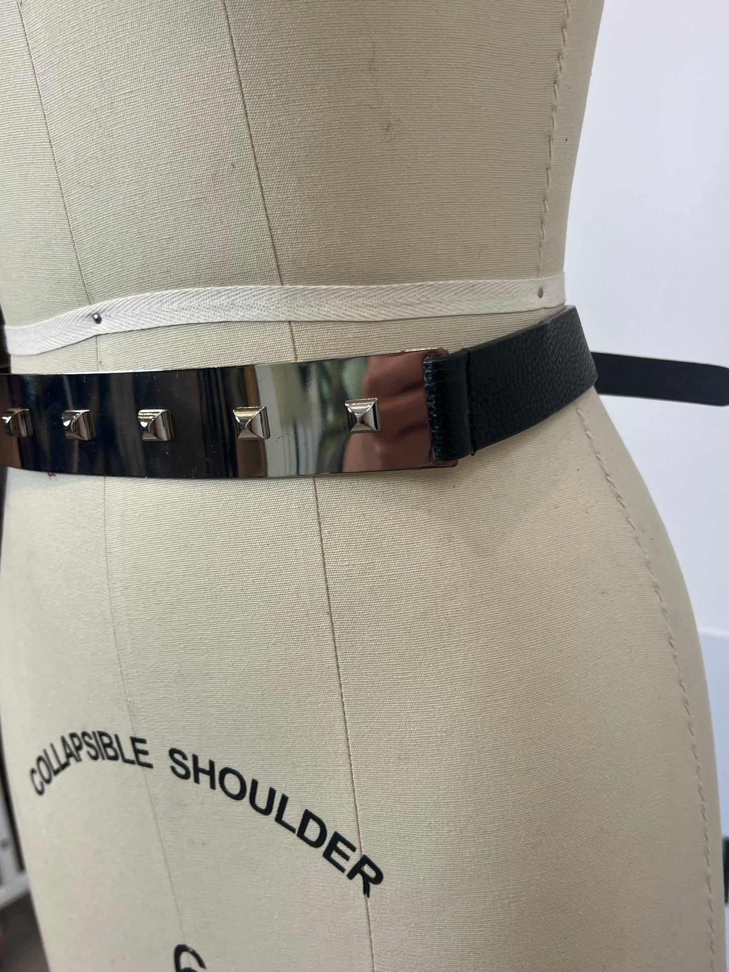 PEPE JEANS. Cinturón negro tachuelas. T M