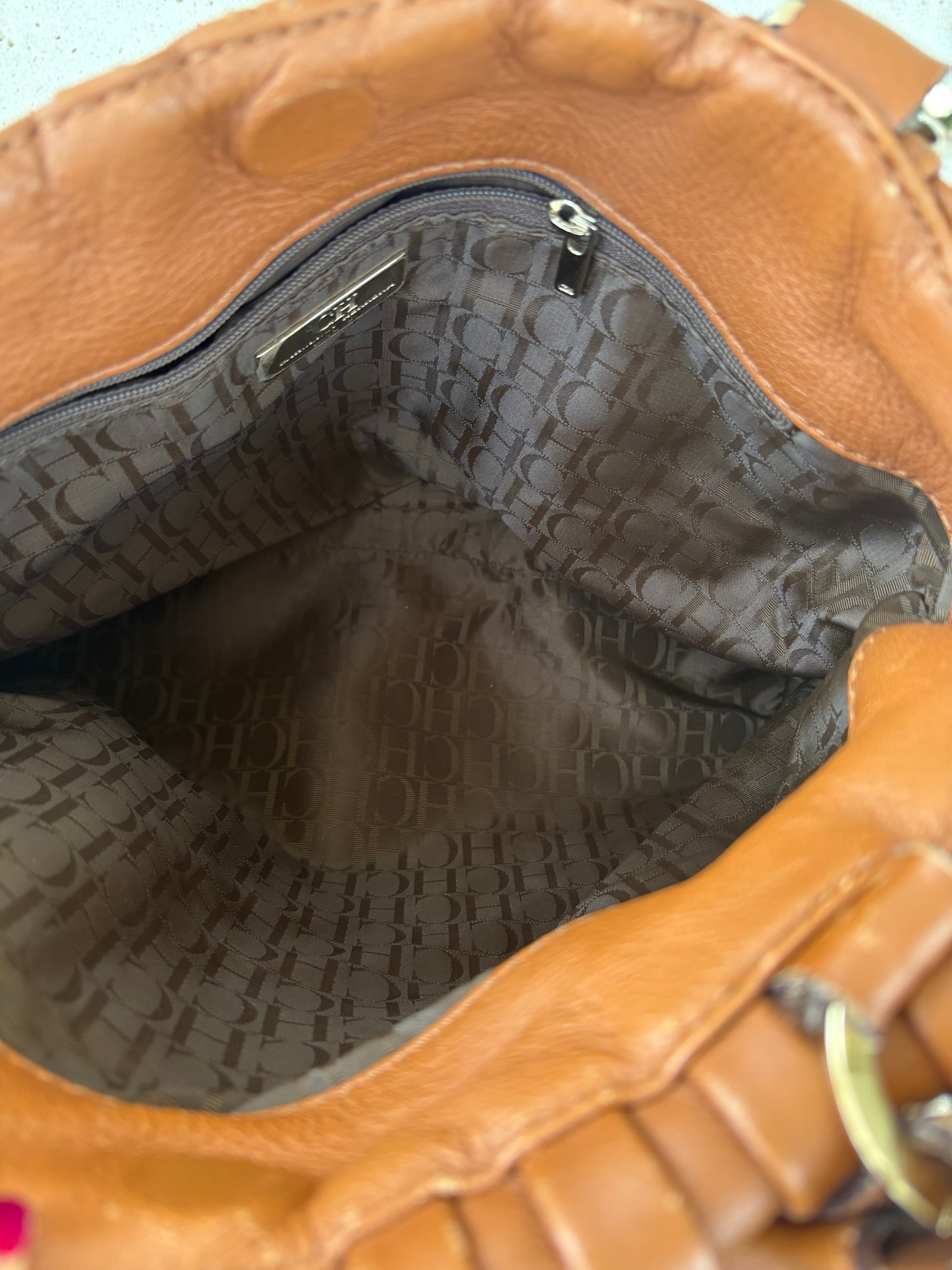CAROLINA HERRERA. Bolso de mano en piel marrón