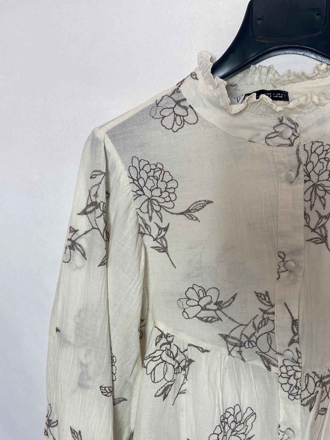 ZARA. Blusa blanca bordada T.S
