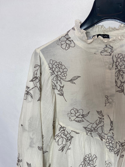 ZARA. Blusa blanca bordada T.S