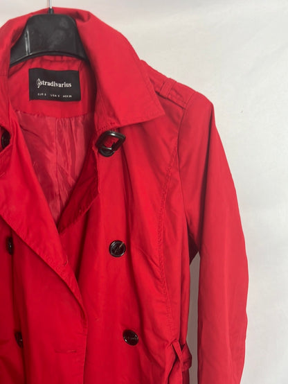 STRADIVARIUS . Gabardina roja. T S