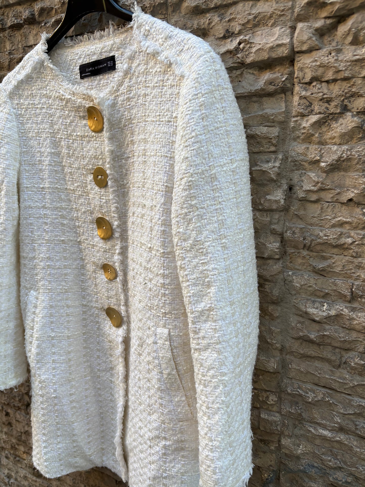 ZARA. Chaqueta tweed blanca