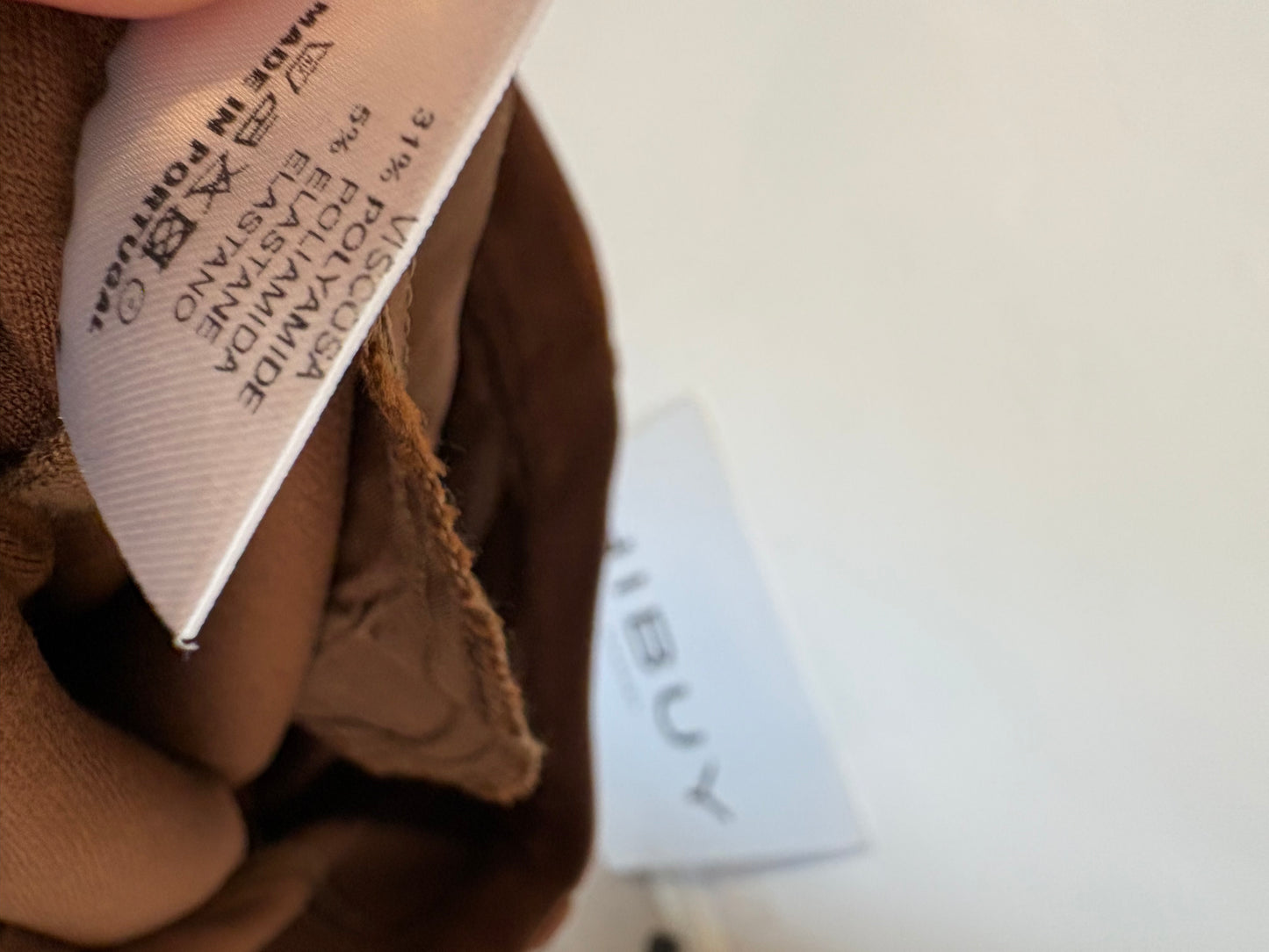 VILAGALLO. Pantalón ligeramente acampanado marrón