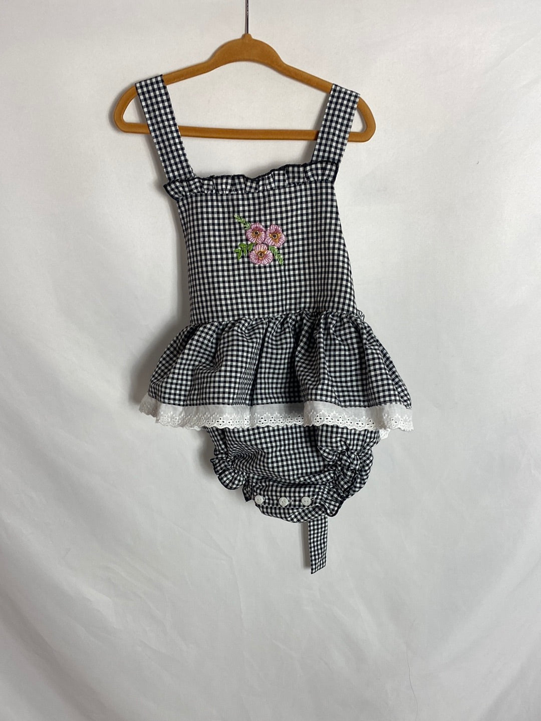 VICTORIA'S BODYER. Checkered jumpsuit with ruffles. Size 3 years.