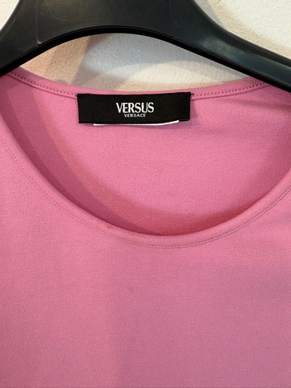 Versus VERSACE. Top rosa elástico manga abertura