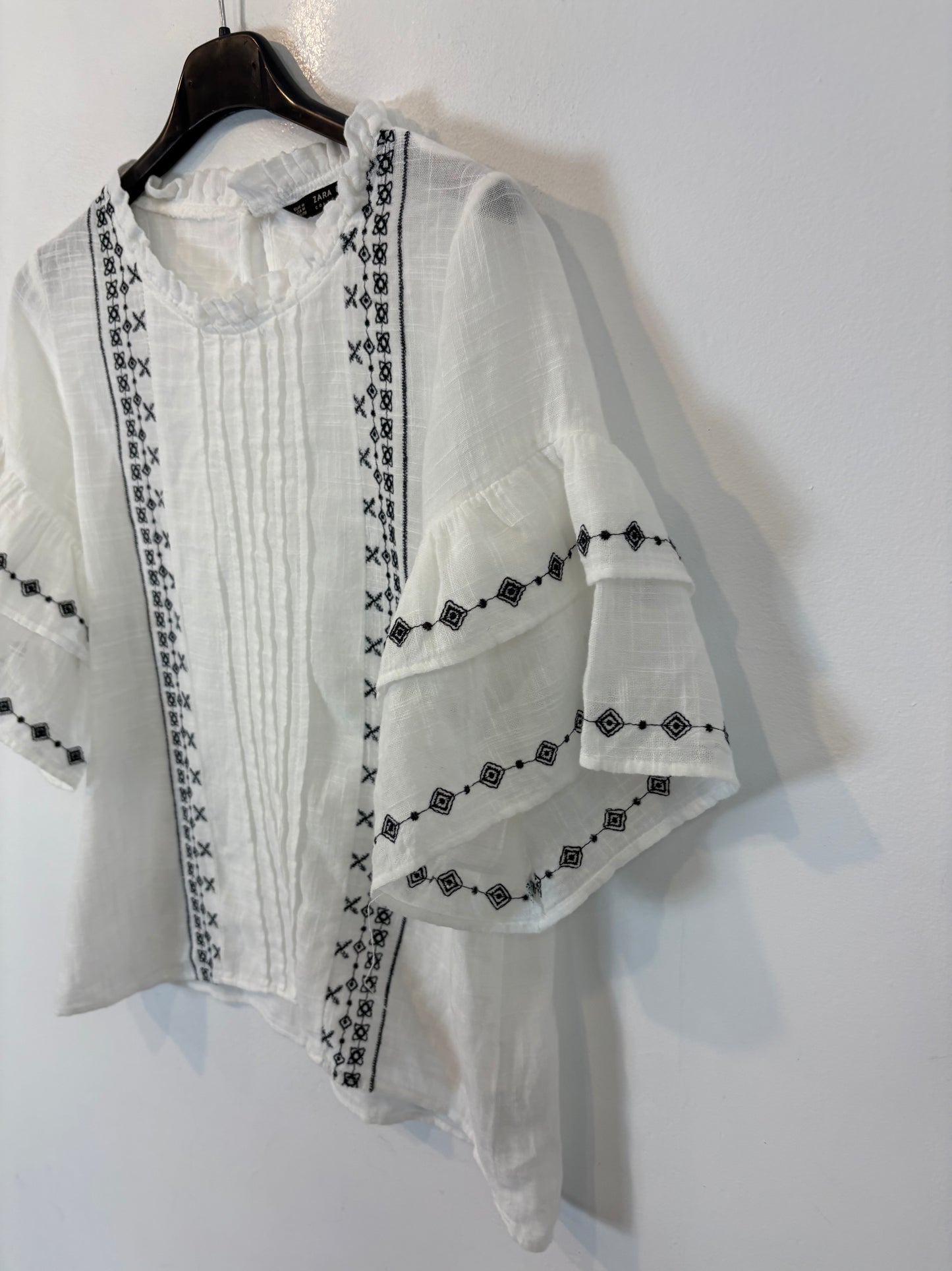 ZARA. Top blanco bordados azules. T M