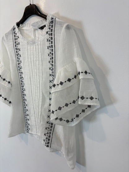 ZARA. Top blanco bordados azules. T M