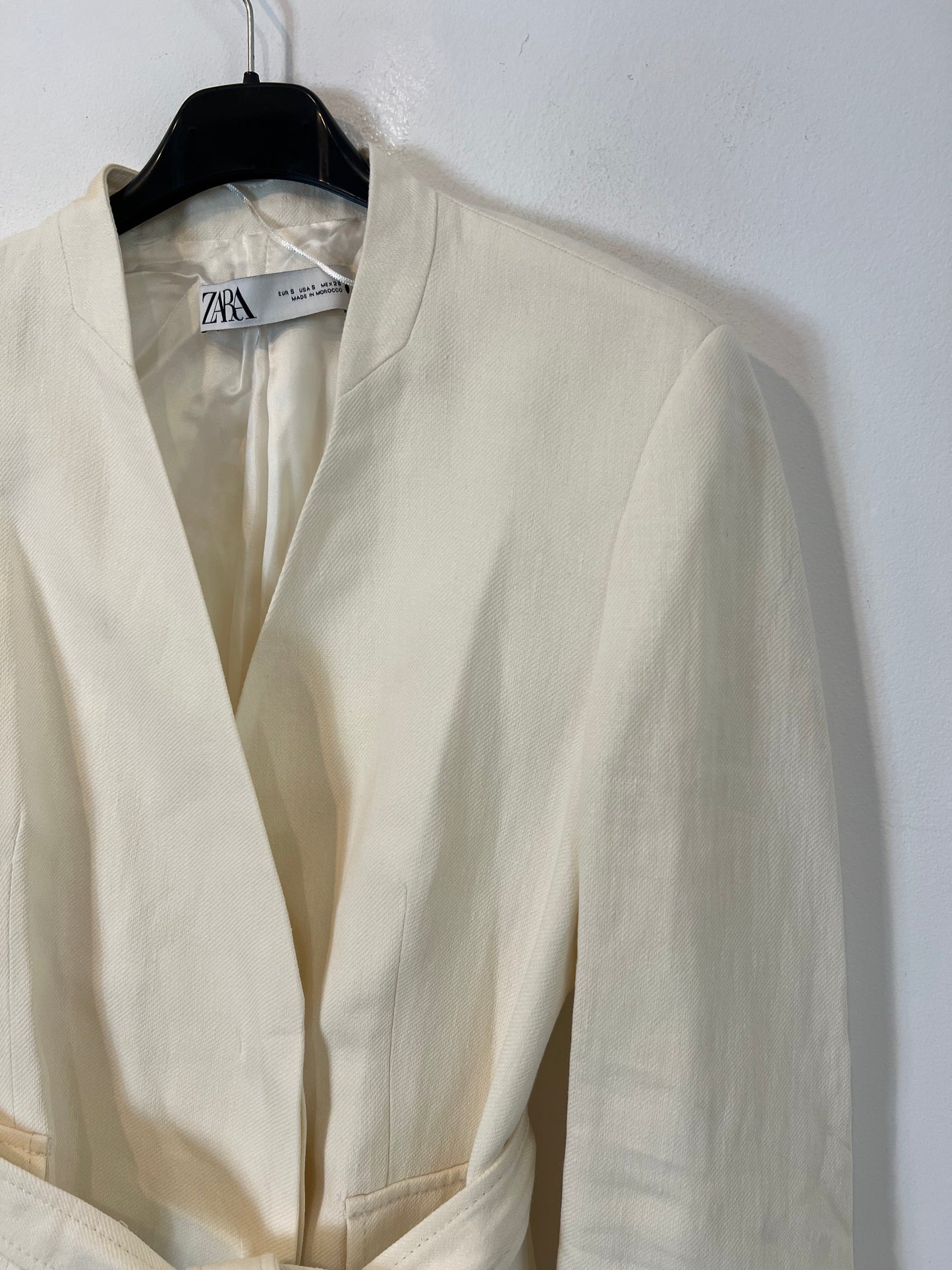 ZARA. Ecru blazer with belt. TS