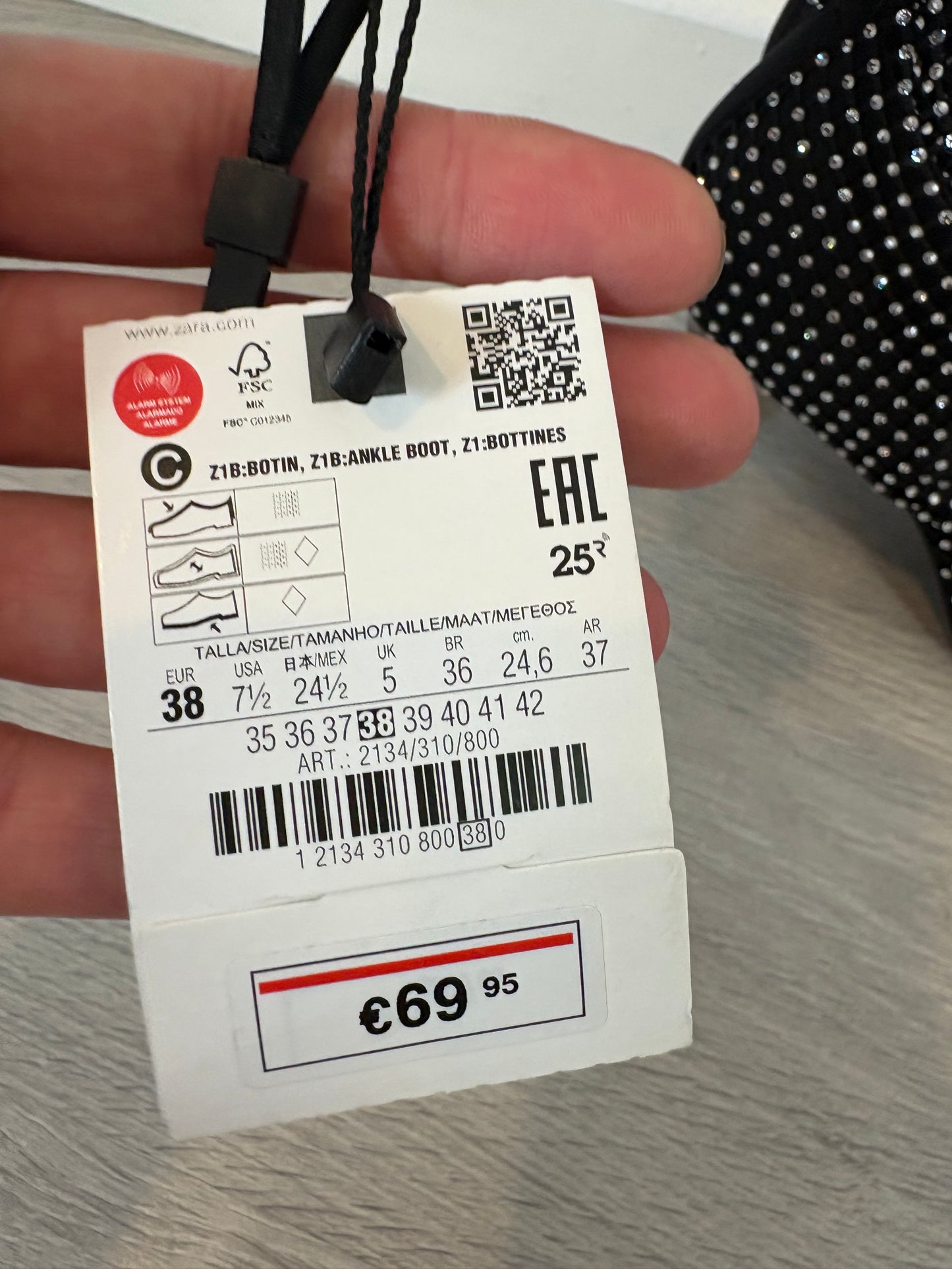 ZARA. Sandalia  efecto botín tachuelas. T 38