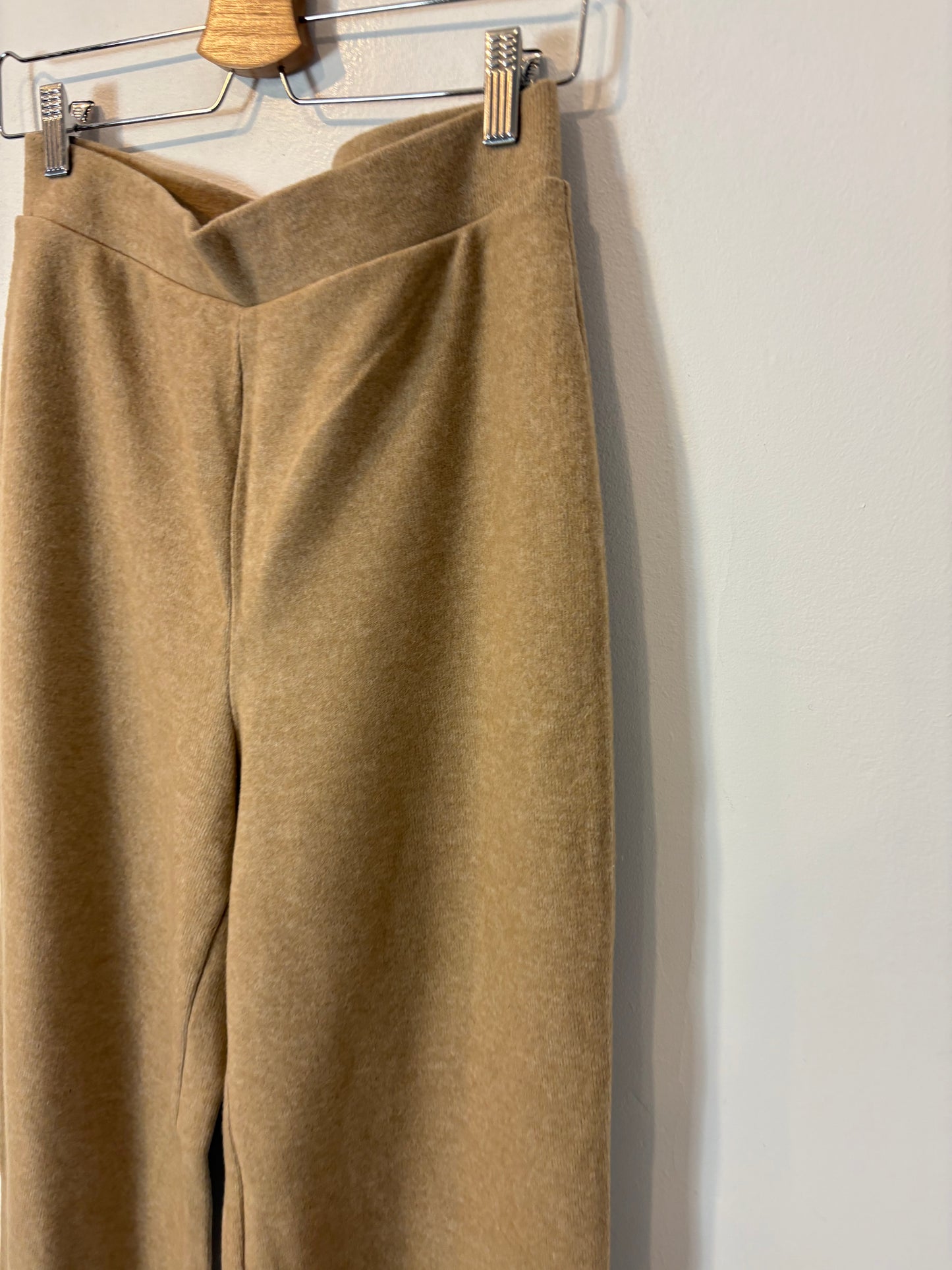 ZARA. Pantalón beige punto