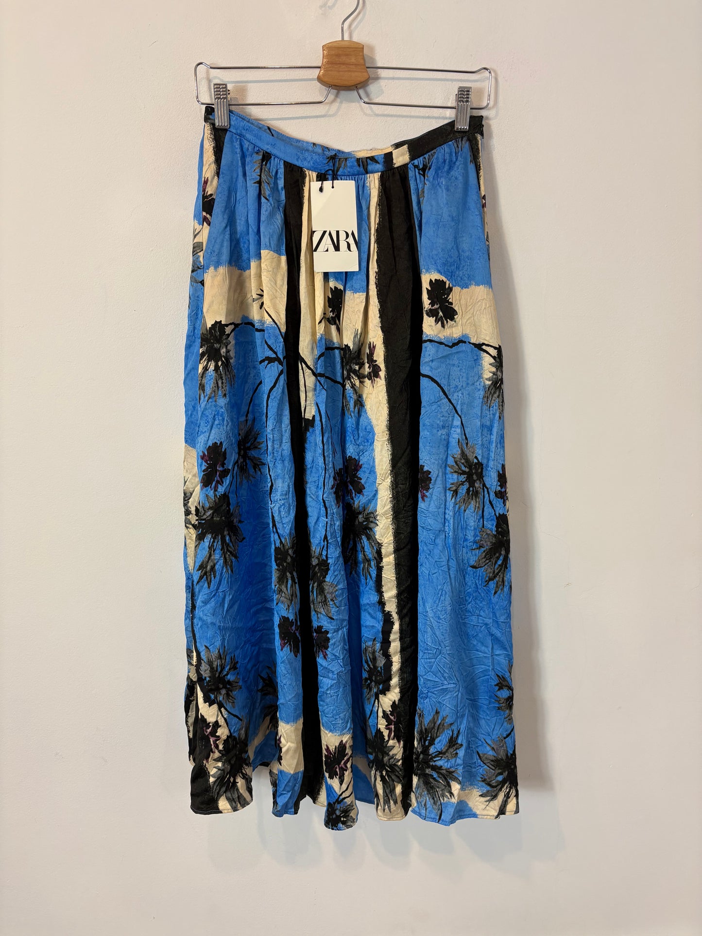 ZARA. Falda midi palmeras