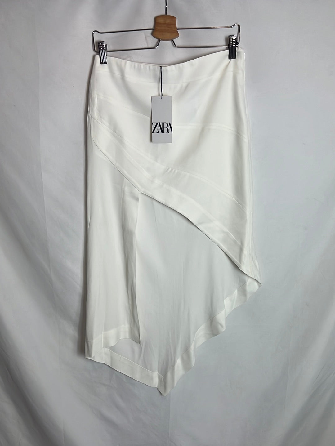 ZARA. Asymmetrical white skirt. Size m