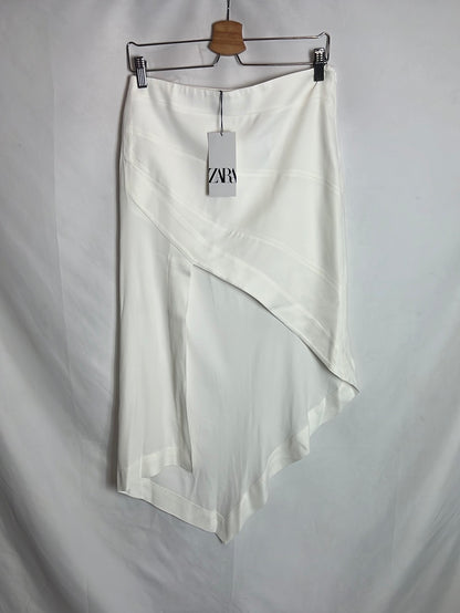 ZARA. Asymmetrical white skirt. Size m
