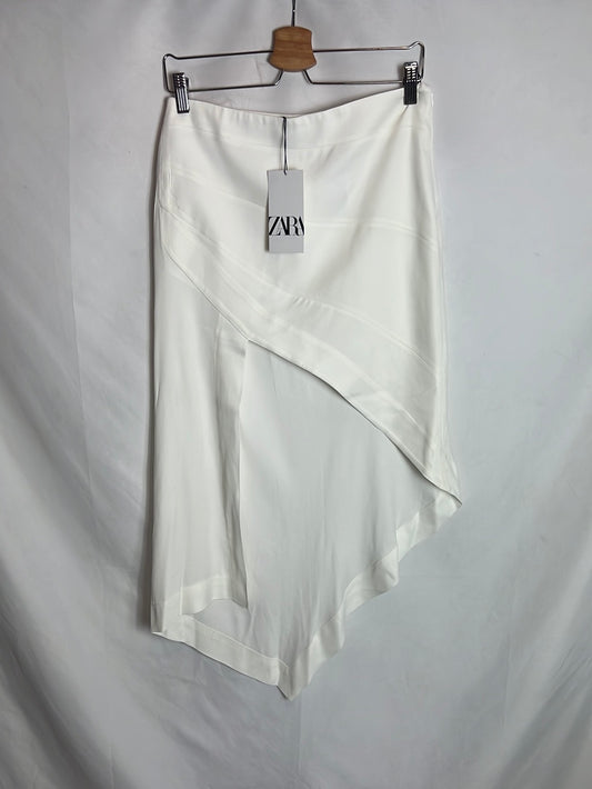 ZARA. Falda blanca asimétrica. T m