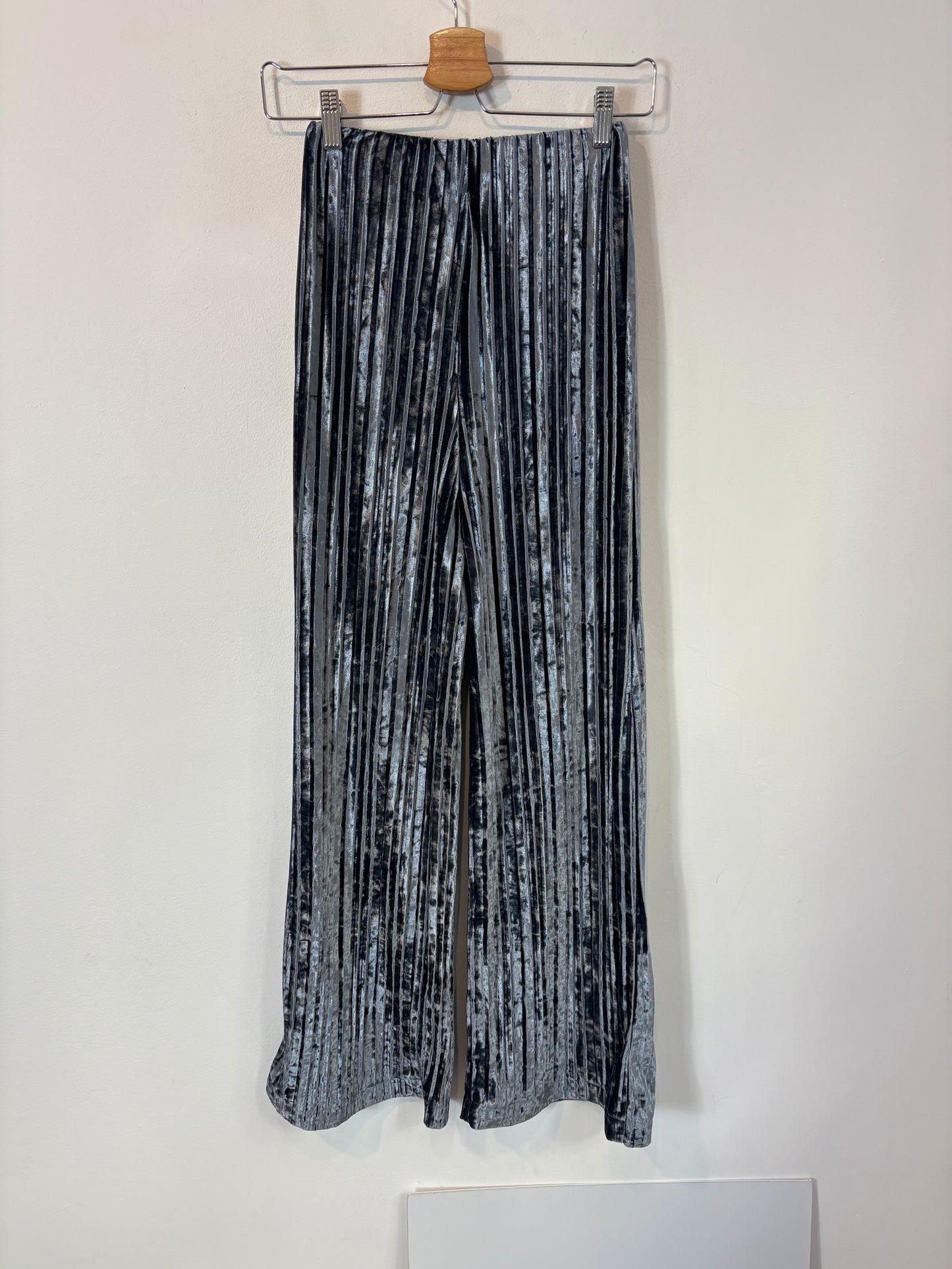 MANGO. Conjunto terciopelo plisado