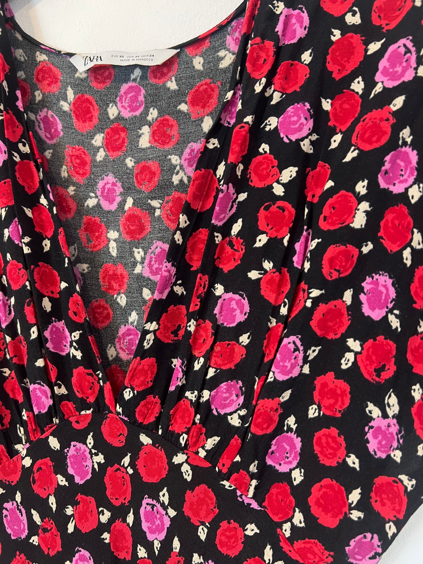 ZARA. Vestido fluido negro fluido flores. T XS